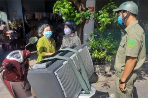 Tới từng hẻm tuyên truyền phòng COVID-19 bằng loa 