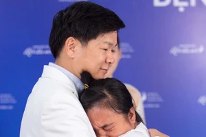 Trả lại gương mặt xinh tươi cho 'cô gái không dám soi gương'