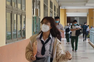 Thí sinh vẫn lỉnh kỉnh đồ đạc trong ngày làm thủ tục thi