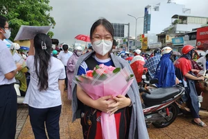 Thí sinh 'bung lụa' kết thúc kỳ thi tốt nghiệp THPT 2023