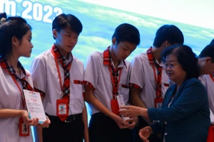 CLB 'Vì Hoàng Sa - Trường Sa thân yêu' kết nạp 52 học sinh từ dự án 'Ươm mầm tương lai'