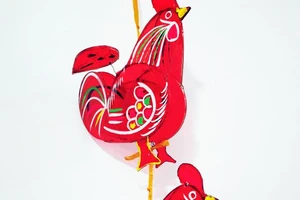 Đèn trung thu hình con gà trống gáy ò ó o thật oai vệ