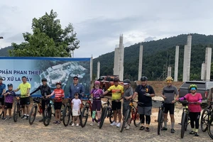 Thỏa đam mê đạp xe và làm thiện nguyện cuối tuần 