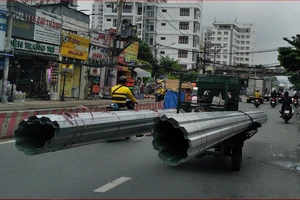 Xe thô sơ chở hàng cồng kềnh: Mong sớm xử lý triệt để