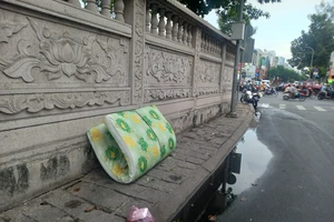 Có những tấm nệm bị lén vứt bỏ trên vỉa hè ... 