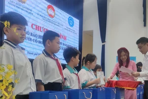 Tặng gần 5.700 thẻ BHYT cho người nghèo