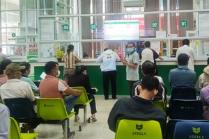 Người dân đến đăng ký KCB BHYT tại BV Quân Y 175. Ảnh: Nguyễn Hiền