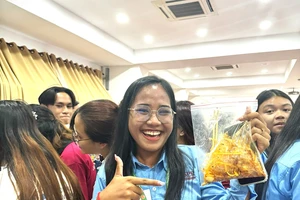 Go Global USSH: SV Campuchia mê mẩn bánh tráng trộn của Việt Nam