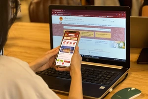 Chiêu trò giả mạo công an phường hướng dẫn người dân cài đặt ứng dụng VNeID nhằm chiếm đoạt tài sản. Ảnh: THẢO HIỀN