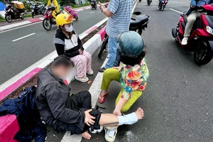 Phẫn nộ: Chó ngồi trên xe máy phóng xuống đường gây tai nạn giao thông 