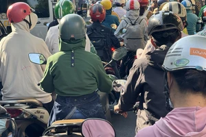 Vừa hút thuốc vừa lái xe: Bạn đọc đề nghị phạt nặng