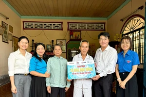 Báo Pháp Luật TP.HCM tặng 70 triệu đồng sửa nhà tình nghĩa và trao học bổng ở huyện Cần Giờ