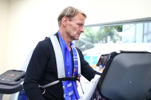 Huyền thoại Manchester Reds ấn tượng với công nghệ y học thể thao hiện đại tại Bệnh viện Tâm Anh