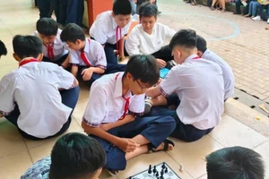 Đề xuất cấm học sinh dùng điện thoại trong trường: Phụ huynh nói gì?