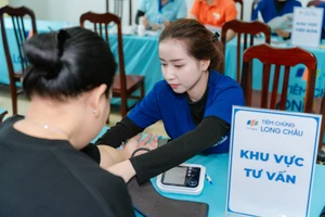 Long Châu đồng hành với Bệnh viện Y học cổ truyền Đồng Tháp phòng cúm mùa cho đội ngũ y tế