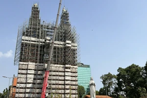 Đưa hai Thánh giá mạ vàng lên đỉnh tháp kẽm Nhà thờ Đức Bà