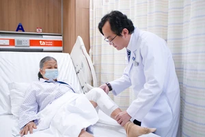 Việt Nam có Robot AI thay khớp chủ động hoàn toàn đầu tiên