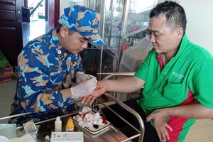 Quân y nhà giàn DK1/7 kịp thời sơ cứu ngư dân bị cá chình cắn