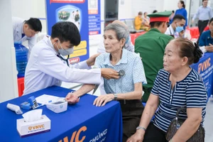 VNVC tài trợ vaccine và kho lạnh chuẩn quốc tế cho Côn Đảo, TP.HCM