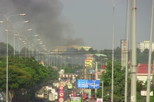 Hàng trăm cảnh sát dập đám cháy xưởng gỗ ở Thủ Đức