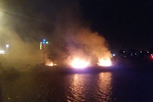  Kịp thời dập tắt đám cháy lớn gần bờ sông