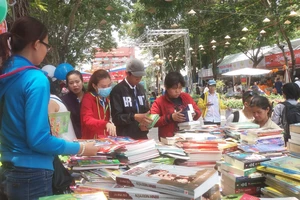 Đông đảo độc giả đến hội sách trong ngày khai trương