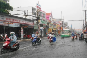 Đường Sài Gòn ngập rác, dòng nước đen ngòm sau mưa