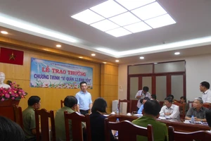 Quận 12 thưởng 2 triệu đồng cho một người dân bắt cướp