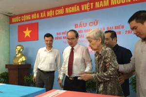 Ông Nguyễn Thiện Nhân đưa mẹ đi bỏ phiếu 