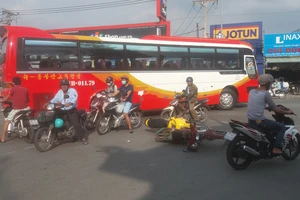 Cuốn vào bánh xe, người phụ nữ bị cán nát chân