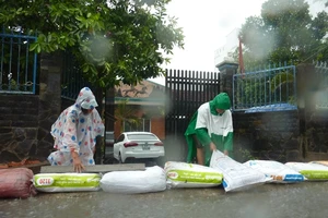 Người Sài Gòn đắp bao cát chống ngập