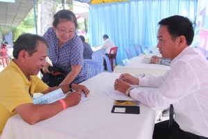 Tặng hàng trăm cẩm nang an toàn thực phẩm và báo cho công nhân