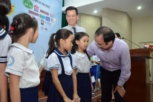 Bé gái giúp cha bắt cướp được nhận học bổng