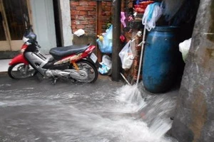 Mưa chỉ 5 phút, cả con hẻm chìm trong biển nước