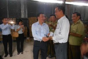 TP.HCM: Phát hiện kho chứa mỹ phẩm, thực phẩm lậu lớn