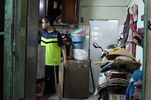 Người dân khổ sở vì nước xối xả tràn vào nhà