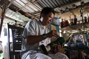 Nghệ nhân với những con rối nước hiếm hoi ở Sài Gòn