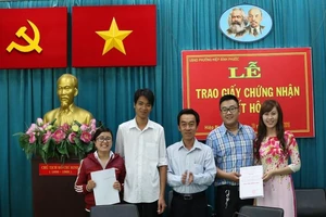 Trao thư chúc mừng cho các cặp đôi mới cưới