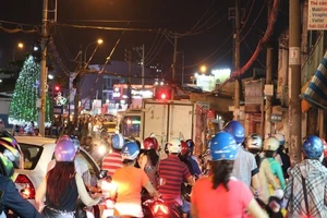 Nườm nượp người đi chơi Noel ngoài ngoại ô thành phố