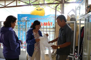 Người dân quận 2 háo hức với tủ đồ miễn phí