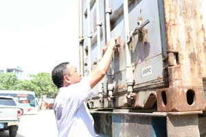 Quản lý thị trường theo dõi bắt xe chở hàng cấm