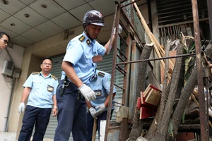 Phó chủ tịch quận 5 xuống đường dọn dẹp vỉa hè