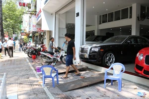 Người dân vui vẻ đập bỏ bậc thềm lấn chiếm vỉa hè