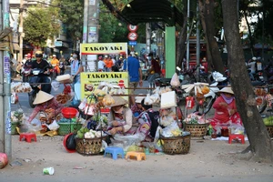 Chùm ảnh: Phận đời bên gánh hàng rong 