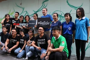 Phó đại sứ Anh xắn tay vẽ tranh tê giác trên tường 