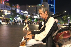 Tiếng Guitar Hawaiian của nhạc công già giữa Sài Gòn