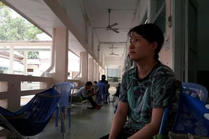 Vợ người lính Trường Sa: 'Mong phép màu cho con tôi!'