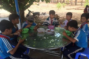 Anh Tám Khỏe hỗ trợ gạo, hạt giống cho học sinh nghèo