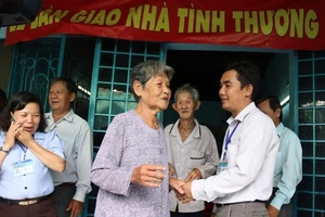 “Có nhà mới, đêm đến có thể ngủ thẳng cẳng rồi”