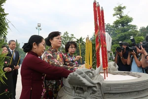Lãnh đạo TP.HCM dâng hương tri ân các anh hùng liệt sĩ